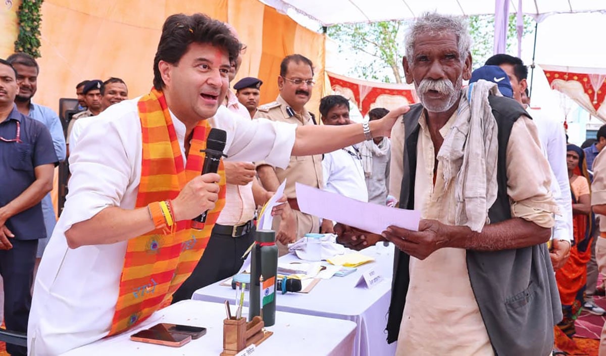 पिपराई में केंद्रीय मंत्री ज्योतिरादित्य सिंधिया ने सुनीं 1000 से अधिक शिकायतें