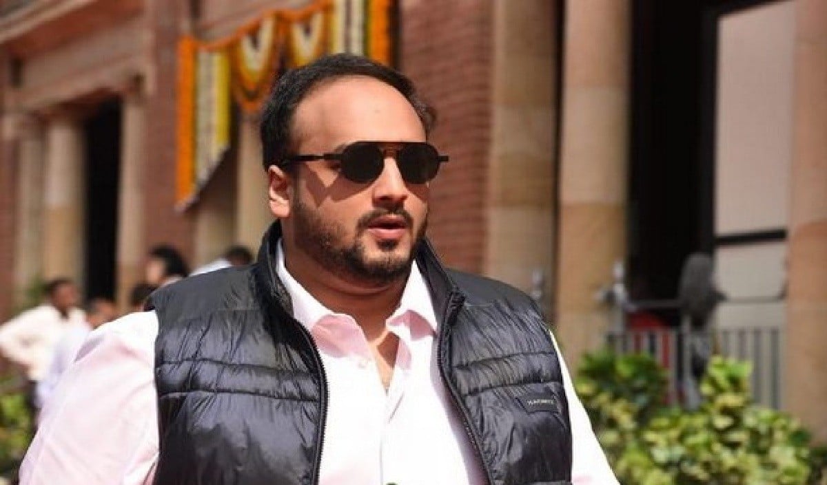 Maharashtra Politics में बड़ा फेरबदल, बच्चू कडू Shinde संग, NCP ने Zeeshan Siddiqui पर खेला दांव।