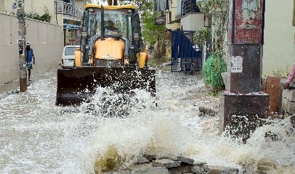 Bengaluru Heavy Rain | बेंगलुरु में भारी बारिश का कहर! 24 घंटे में 8 की मौत, सड़कें बनीं नदियां, जारी हुई अलर्ट