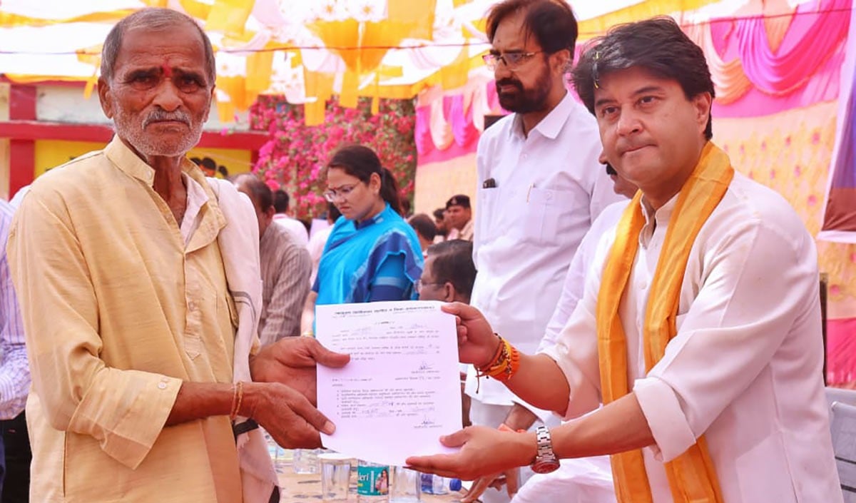 केंद्रीय मंत्री सिंधिया ने अशोकनगर विधानसभा के कचनार में की जनसुनवाई