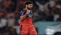 RCB vs CSK: भुवनेश्वर कुमार रच सकते हैं इतिहास, बस करना होगा ये आसान सा काम RCB vs CSK: भुवनेश्वर कुमार रच सकते हैं इतिहास, बस करना होगा ये आसान सा काम