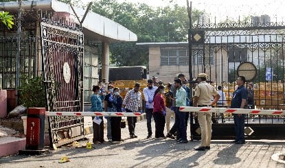 Delhi Assembly Security Breach Update | दिल्ली विधानसभा में सुरक्षा की भारी चूक: नकाबपोश ने एसयूवी से गेट तोड़ा, अध्यक्ष की कार पर रखा गुलदस्ता