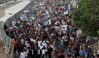 Pakistan में Petrol Price Hike से हाहाकार, कफन ओढ़कर सड़कों पर लोग, बोले- जीना हुआ मुश्किल