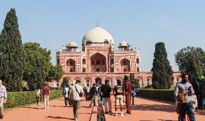 Delhi Weather Update | दिल्ली में सुबह की सुहानी ठंड: सामान्य से कम रहा तापमान, गरज के साथ बारिश के आसार