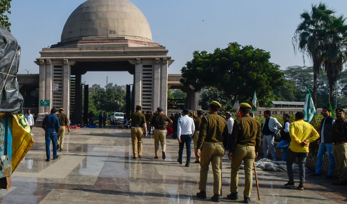 Labour Day पर नोएडा में 'हाई अलर्ट'! भारी सुरक्षा बल तैनात और धारा 163 लागू, हिंसा के बाद पुलिस सख्त