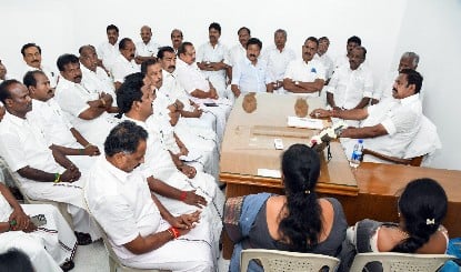 Tamil Nadu AIADMK Crisis | चुनावी हार के बाद AIADMK में 