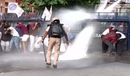 NEET Paper Leak पर छात्रों का गुस्सा बेकाबू, Kerala में SFI का CAG ऑफिस में घुसकर जोरदार Protest