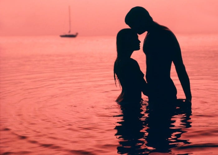 Relationship Tips: बोरिंग Married Life में लगाएं रोमांस का तड़का, ये 5 Relationship Hacks पार्टनर को बना देंगे दीवाना