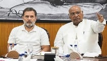 Kerala CM पर सस्पेंस जारी, Rahul Gandhi ने की Kharge से मीटिंग, क्या आज होगा नाम का ऐलान?