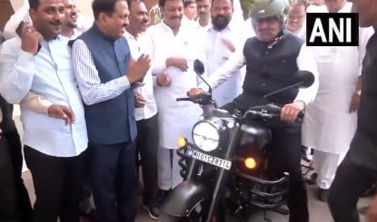 PM मोदी की अपील का असर, बाइक से विधान भवन पहुंचे फडणवीस