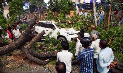 UP: 22 जिलों में कुदरत का रौद्र रूप, तूफान-बारिश से 111 की मौत, CM Yogi का आदेश- युद्धस्तर पर हो Relief Work