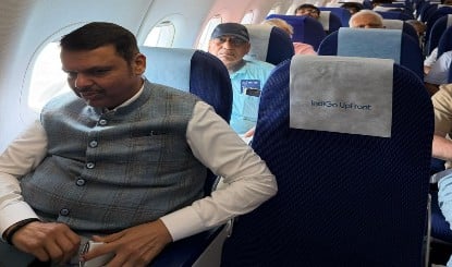 ईंधन बचाने की मुहिम: Maharashtra CM Fadnavis बने मिसाल, Indigo की Economy Class में किया सफर