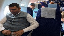 ईंधन बचाने की मुहिम: Maharashtra CM Fadnavis बने मिसाल, Indigo की Economy Class में किया सफर