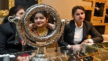 सारे Jewellers ले आये नई स्कीम, अब पुराना Gold बेचो नहीं, बदलो! मिलेगा पूरा फायदा