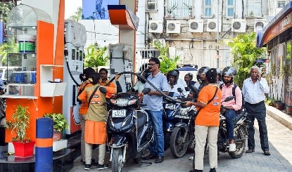 Prabhasakshi NewsRoom: April 2022 के बाद सीधे May 2026 में बढ़ीं Petrol-Diesel की कीमतें, 3 रुपए की वृद्धि पर Congress काट रही बवाल