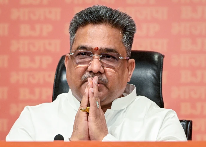 Amit Shah के रणनीतिकार Sunil Bansal का Kolkata में जलवा, Suvendu ने एयरपोर्ट पर किया स्वागत