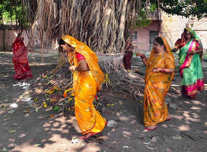 वट सावित्री व्रत की पूजा करती महिलाएं