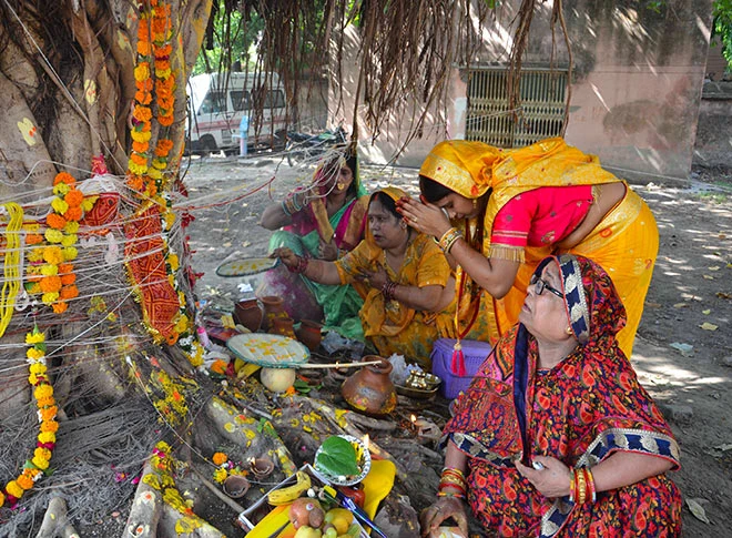 वट सावित्री व्रत की पूजा करती महिलाएं