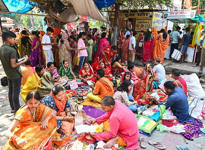 वट सावित्री व्रत की पूजा करती महिलाएं