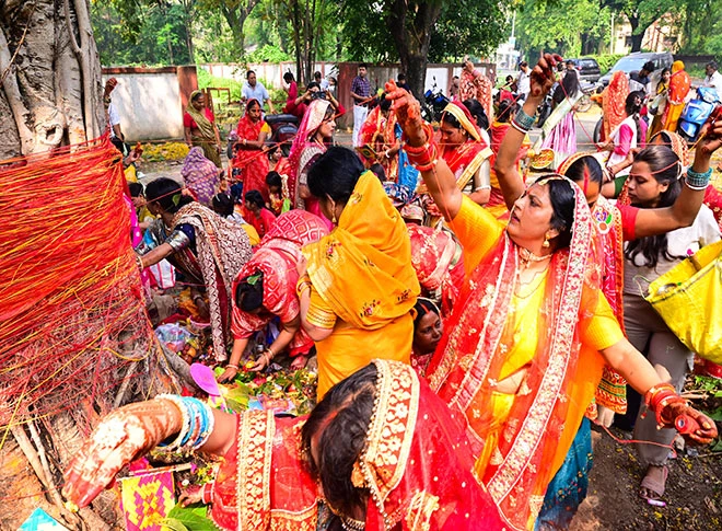 वट सावित्री व्रत की पूजा करती महिलाएं