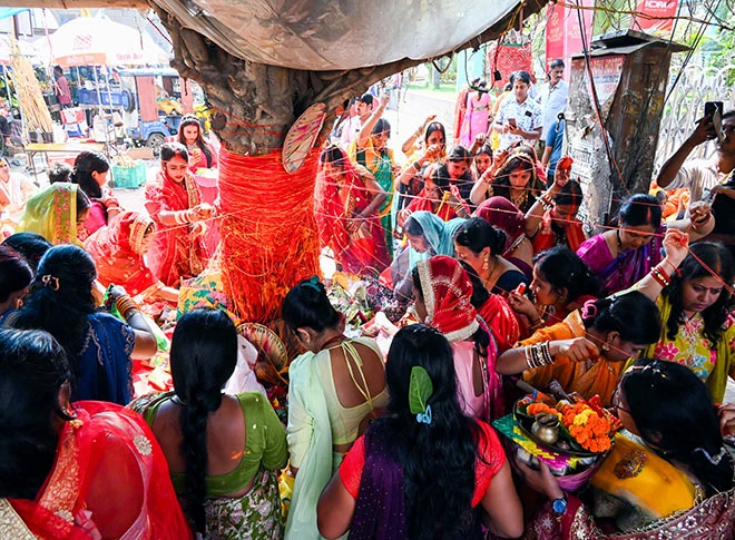 वट सावित्री व्रत की पूजा करती महिलाएं