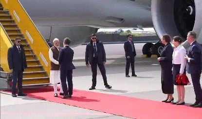 आसमान में Gripen Jets और एयरपोर्ट पर PM Ulf Kristersson, Sweden में PM Modi का हुआ ग्रैंड वेलकम