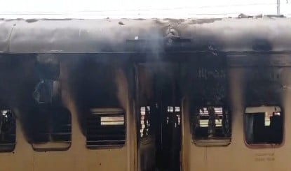 सासाराम स्टेशन पर Passenger Train में लगी भीषण आग, खाली कोच होने से टला बड़ा हादसा | Bihar News