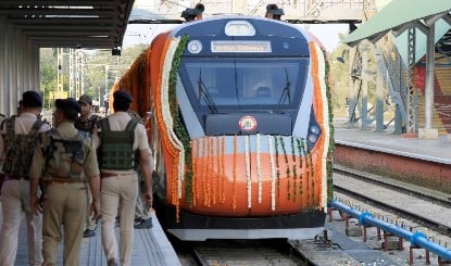 Bihar Train Attack: मुजफ्फरपुर में Vande Bharat Express समेत 3 ट्रेनों पर पथराव, खिड़कियों के शीशे टूटे