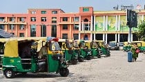Petrol, Diesel, CNG Price में वृद्धि से जूझ रही जनता की मुश्किलें और बढ़ाएंगी Chemist Strike, Auto-Taxi Strike