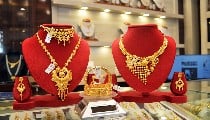 Gold पर सरकार की सख्ती के चलते Jewellery Industry में हाहाकार! खाली बैठे हैं कारीगर, सूने पड़े हैं बड़े-बड़े शोरूम Gold पर सरकार की सख्ती के चलते Jewellery Industry में हाहाकार! खाली बैठे हैं कारीगर, सूने पड़े हैं बड़े-बड़े शोरूम