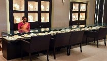 Gold पर सरकार की सख्ती के चलते Jewellery Industry में हाहाकार! खाली बैठे हैं कारीगर, सूने पड़े हैं बड़े-बड़े शोरूम Gold पर सरकार की सख्ती के चलते Jewellery Industry में हाहाकार! खाली बैठे हैं कारीगर, सूने पड़े हैं बड़े-बड़े शोरूम