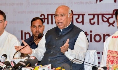पेट्रोल-डीजल की महंगाई पर Kharge का PM Modi पर हमला, जनता की Loot, Adani को छूट