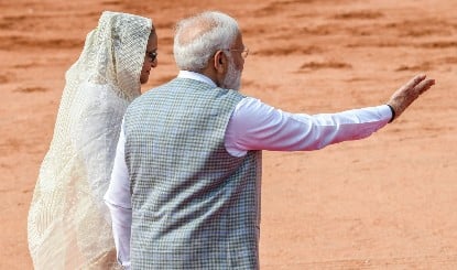 देखती हूं कौन मारता है गोली...अचानक ढाका जाने को तैयार शेख हसीना