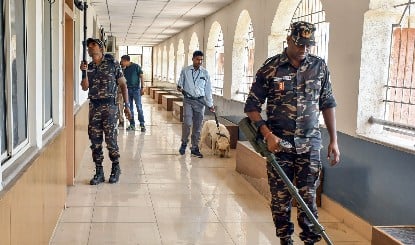 Chandigarh Schools Bomb Threat | कई नामी स्कूलों को फिर मिली बम से उड़ाने की धमकी, सर्च ऑपरेशन के बाद खाली हाथ लौटी पुलिस
