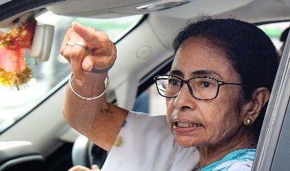 West Bengal में बड़ा सियासी उलटफेर! अपने ही वार्ड में हारीं Mamata Banerjee, Suvendu Adhikari ने पूरा किया अमित शाह का