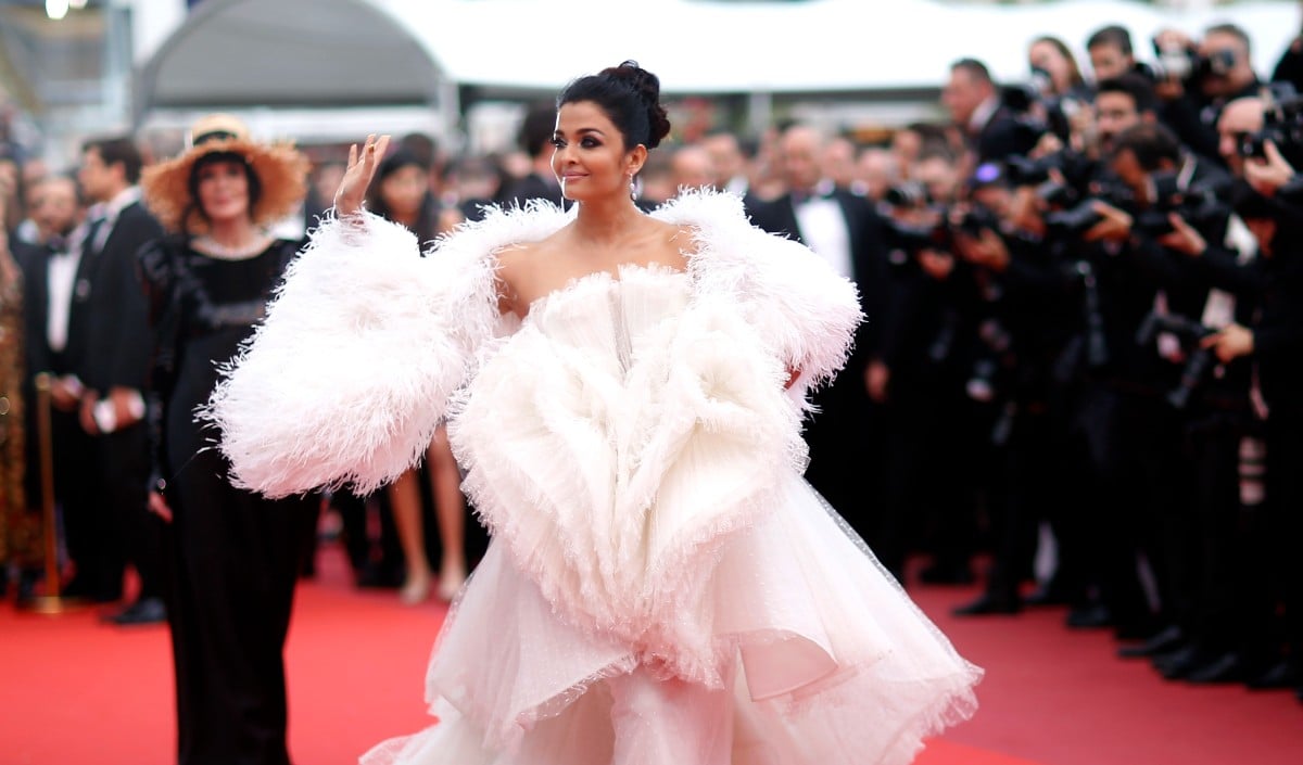 Cannes 2026 | रॉयल ब्लू गाउन में Aishwarya Rai Bachchan का जलवा! वायरल हुईं तस्वीरें, डिज़ाइनर ने बताया क्यों खास है यह 'Luminara' ऑउटफिट