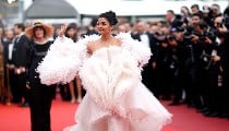 Cannes 2026 | रॉयल ब्लू गाउन में Aishwarya Rai Bachchan का जलवा! वायरल हुईं तस्वीरें, डिज़ाइनर ने बताया क्यों खास है यह Luminara ऑउटफिट