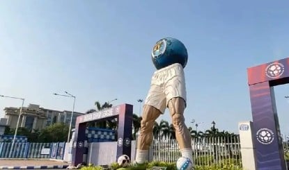 साल्ट लेक स्टेडियम से हटाई गई ममता की डिजाइन की गई फुटबॉल मूर्ति, खेल मंत्री ने इसे 
