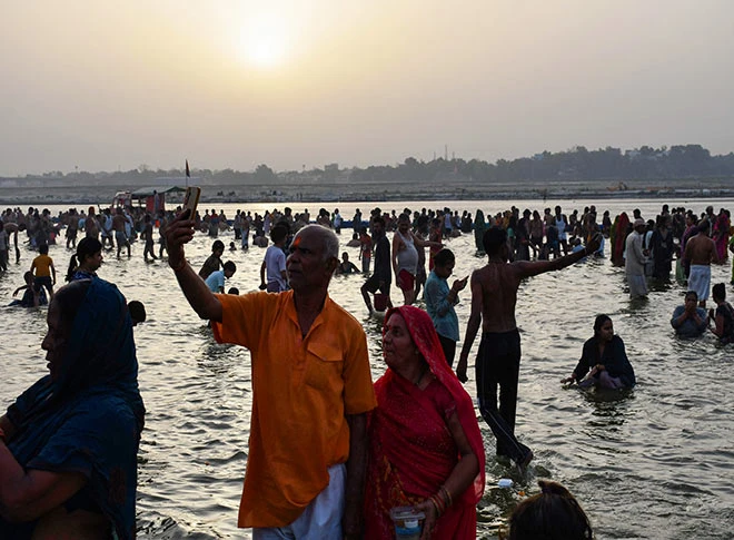 गंगा दशहरा मनाते हुए श्रद्धालु