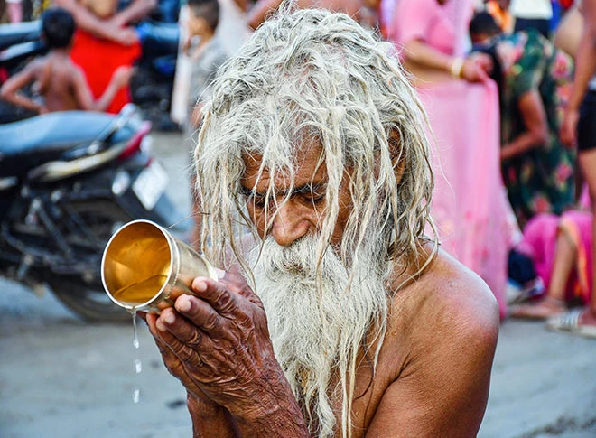 गंगा दशहरा मनाते हुए श्रद्धालु