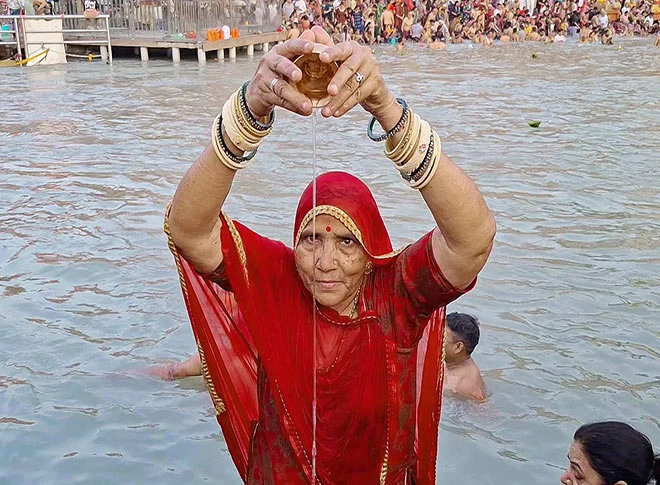 गंगा दशहरा मनाते हुए श्रद्धालु