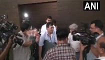 Kolkata: KMC नोटिस के बाद Abhishek Banerjee के घर पुलिस, सियासी पारा हाई
