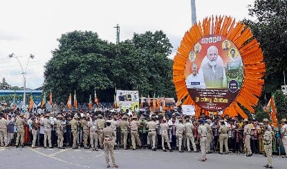 Bengaluru में PM Modi के रूट पर विस्फोटक! बड़ी लापरवाही पर 6 पुलिसकर्मियों पर गिरी गाज