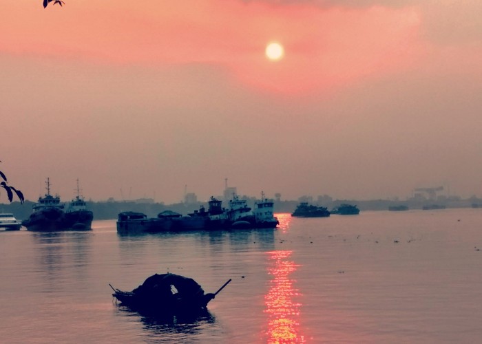 Ganga Dussehra 2026: आज गंगा स्नान करने से मिलेगा अक्षय पुण्य फल, जानिए दान का मुहूर्त