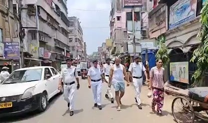 Yogi राज की तरह Bengal में भी गैंगस्टरों पर टूट रहा पुलिस का कहर, Gangster Akash Singh को Police ने कच्छे में सड़कों पर घुमाया
