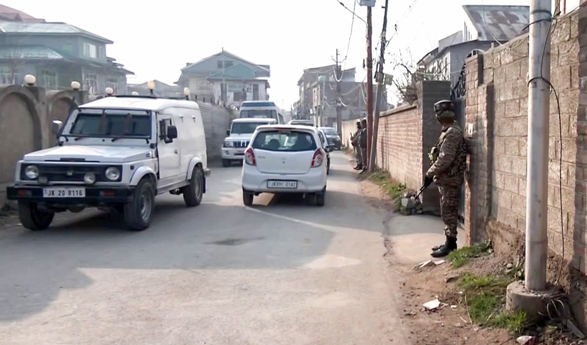 Jammu and Kashmir: शोपियां में NIA की बड़ी कार्रवाई, प्रतिबंधित दारुल उलूम सिराजुल उलूम और पूर्व जमात प्रमुख के घर पर छापेमारी