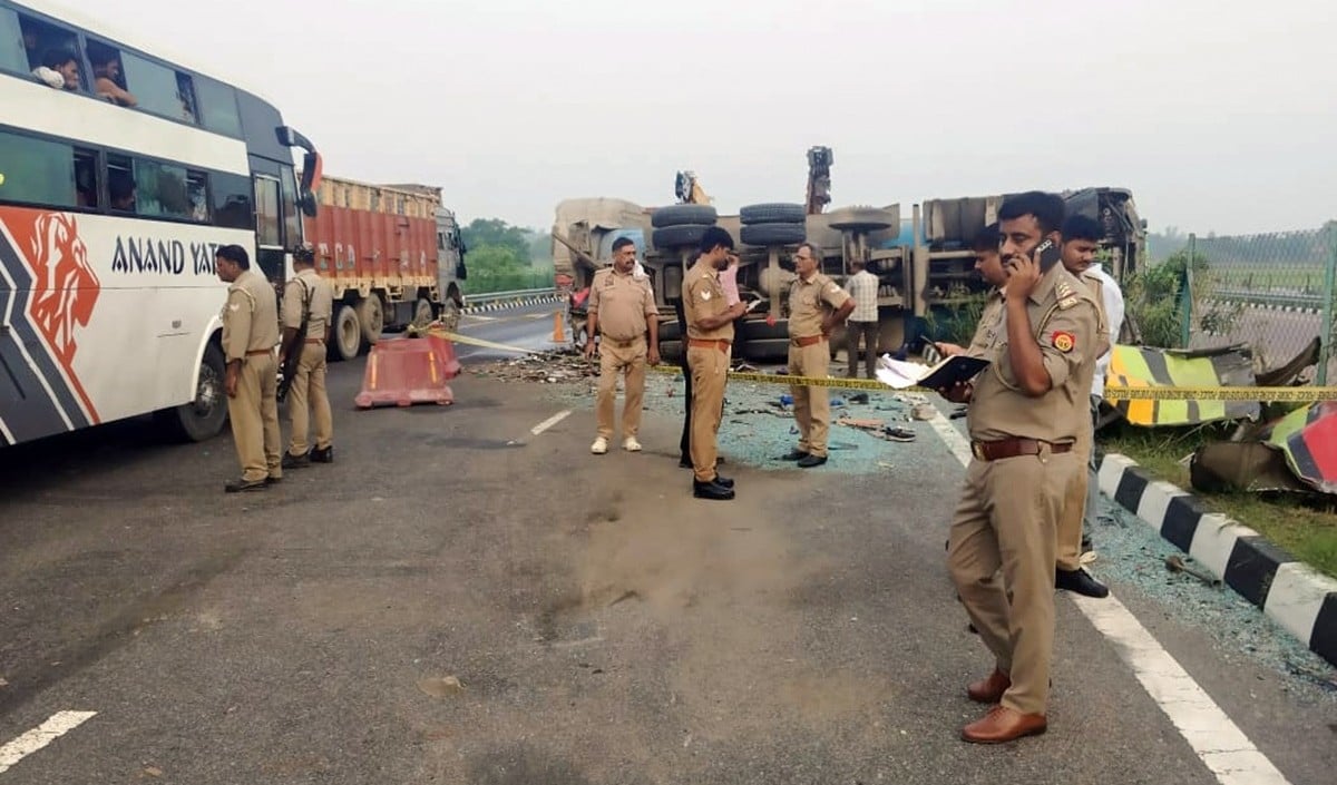 उन्नाव में Agra-Lucknow Expressway पर बेकाबू होकर पलटी डबल-डेकर बस, सब-इंस्पेक्टर और कैदी समेत 6 की मौत