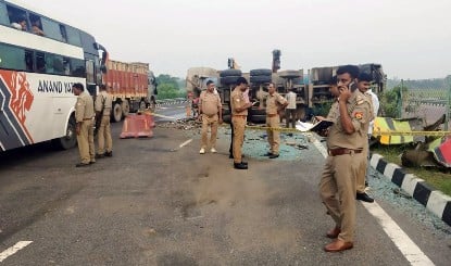उन्नाव में Agra-Lucknow Expressway पर बेकाबू होकर पलटी डबल-डेकर बस, सब-इंस्पेक्टर और कैदी समेत 6 की मौत