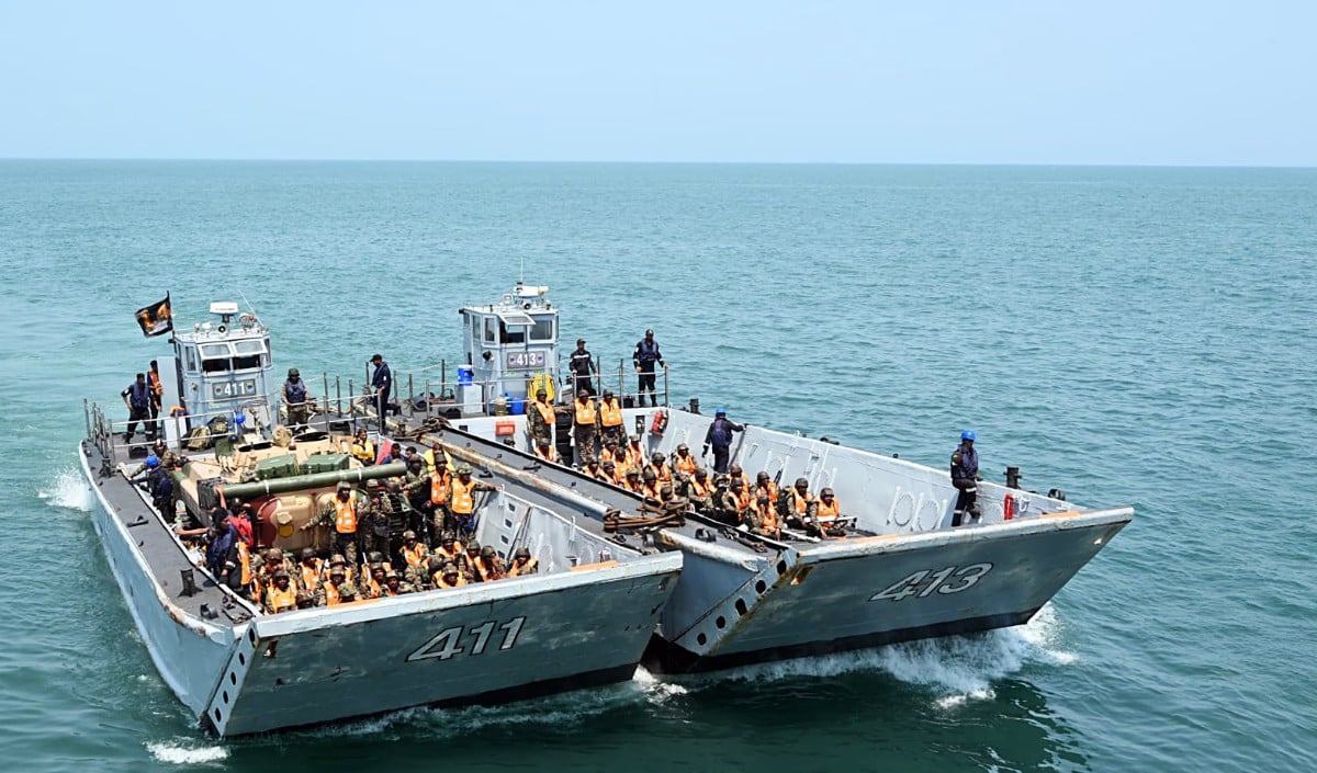 US Military Hits IRGC Boats | टूट गया संघर्ष-विराम? अमेरिका का बड़ा सैन्य एक्शन, IRGC की जहाजों को किया नेस्तनाबूद