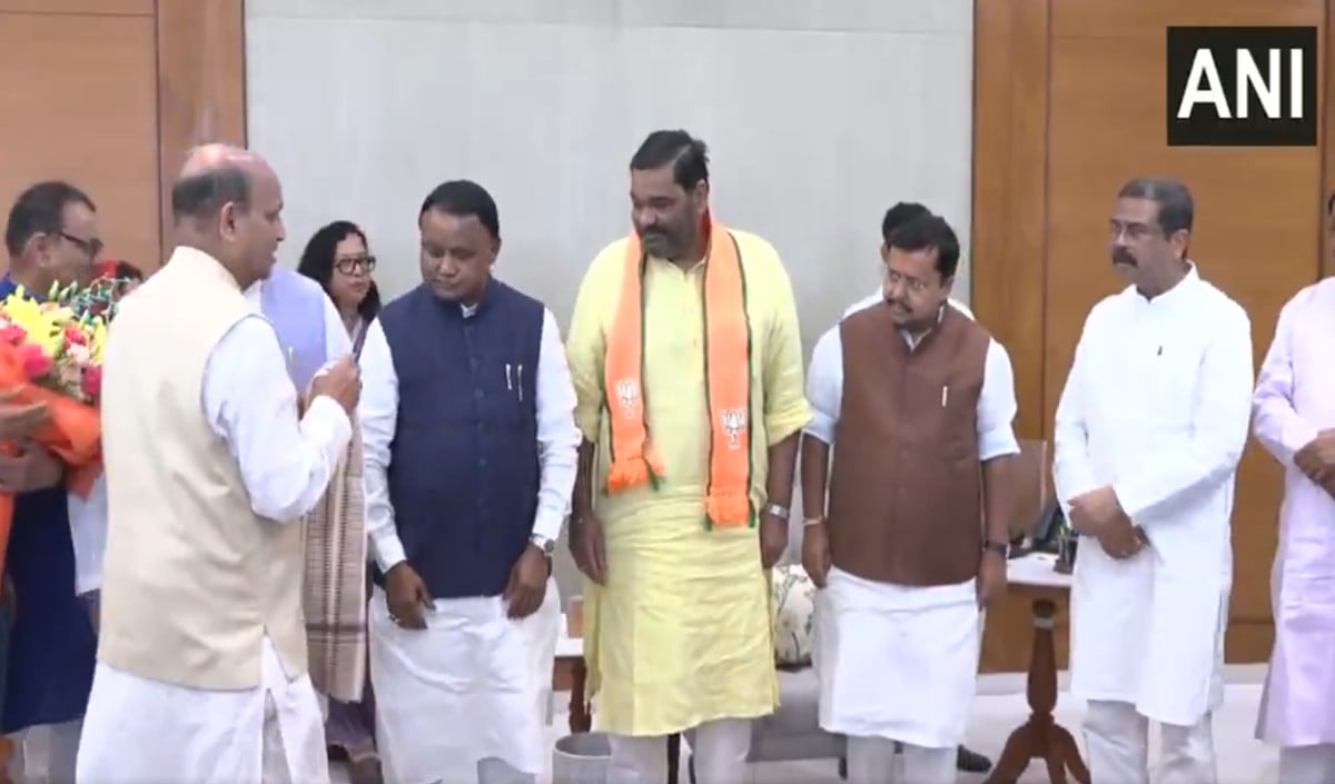 Debasish Samantaray ने BJD को छोड़ तुरंत थामा BJP का दामन, Odisha की राजनीति में हलचल